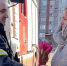 Пожарные дарили женщинам цветы и пожелания - KovrovSegodnya.Ru